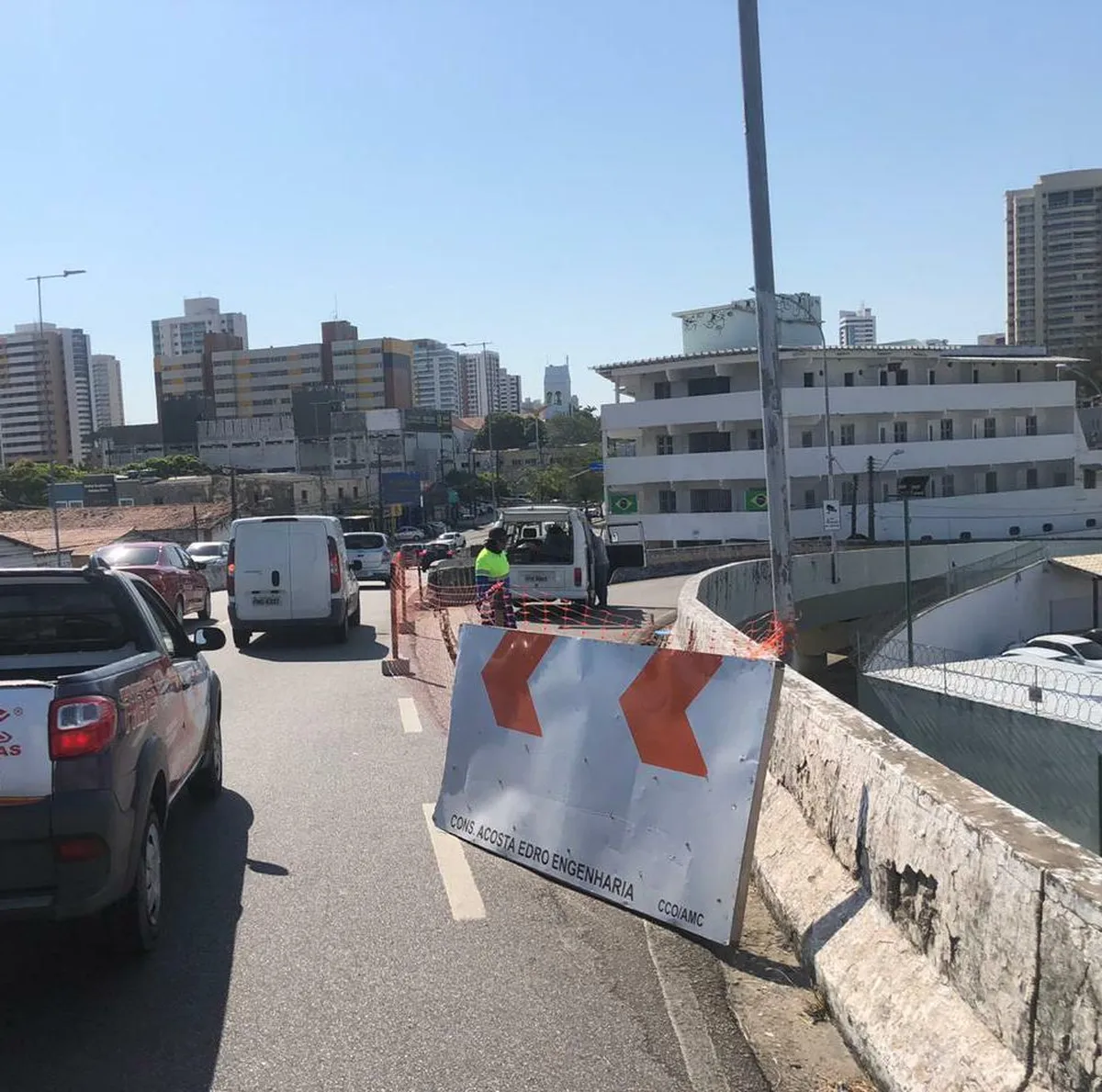Cinco linhas de ônibus sofrem desvios com obra emergencial na alça do viaduto da Av. 13 de Maio