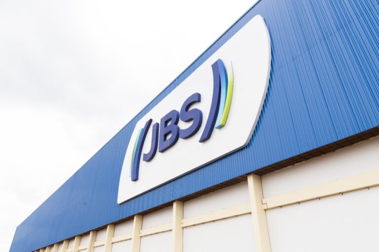 Ações da JBS caem apesar de resultados sólidos do primeiro trimestre