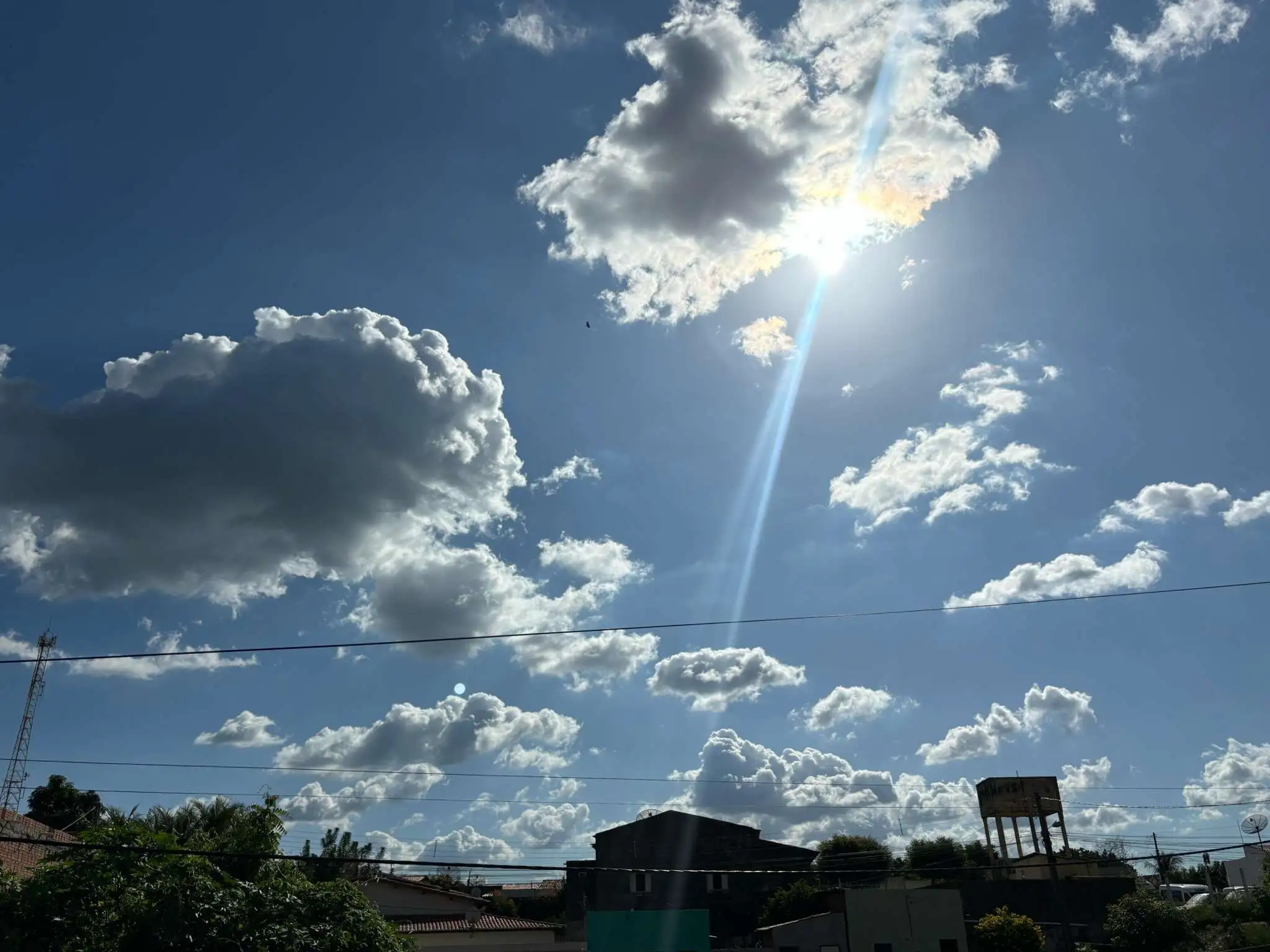 Ceará deve permanecer com tempo quente e chuvas isoladas até quarta-feira (7)