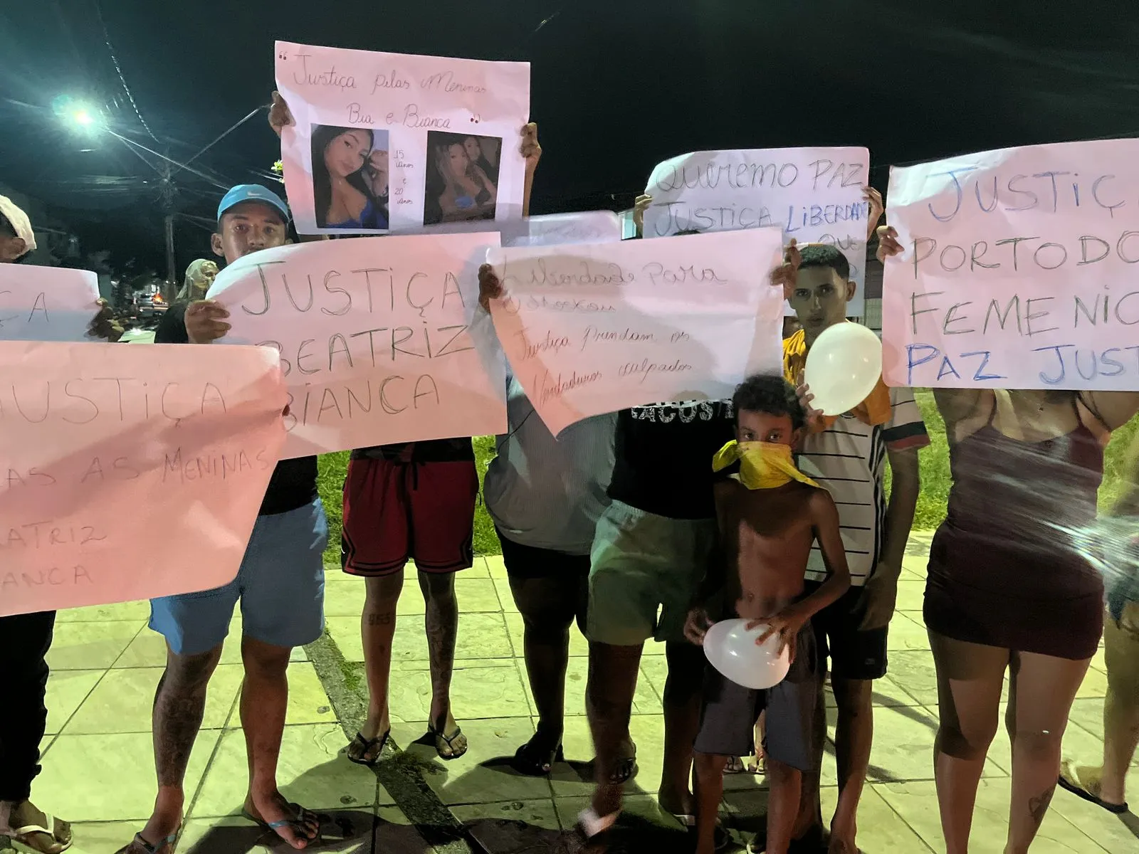 Manifestação em favor das irmãs influenciadoras mortas reúne familiares e moradores na Vila do Mar