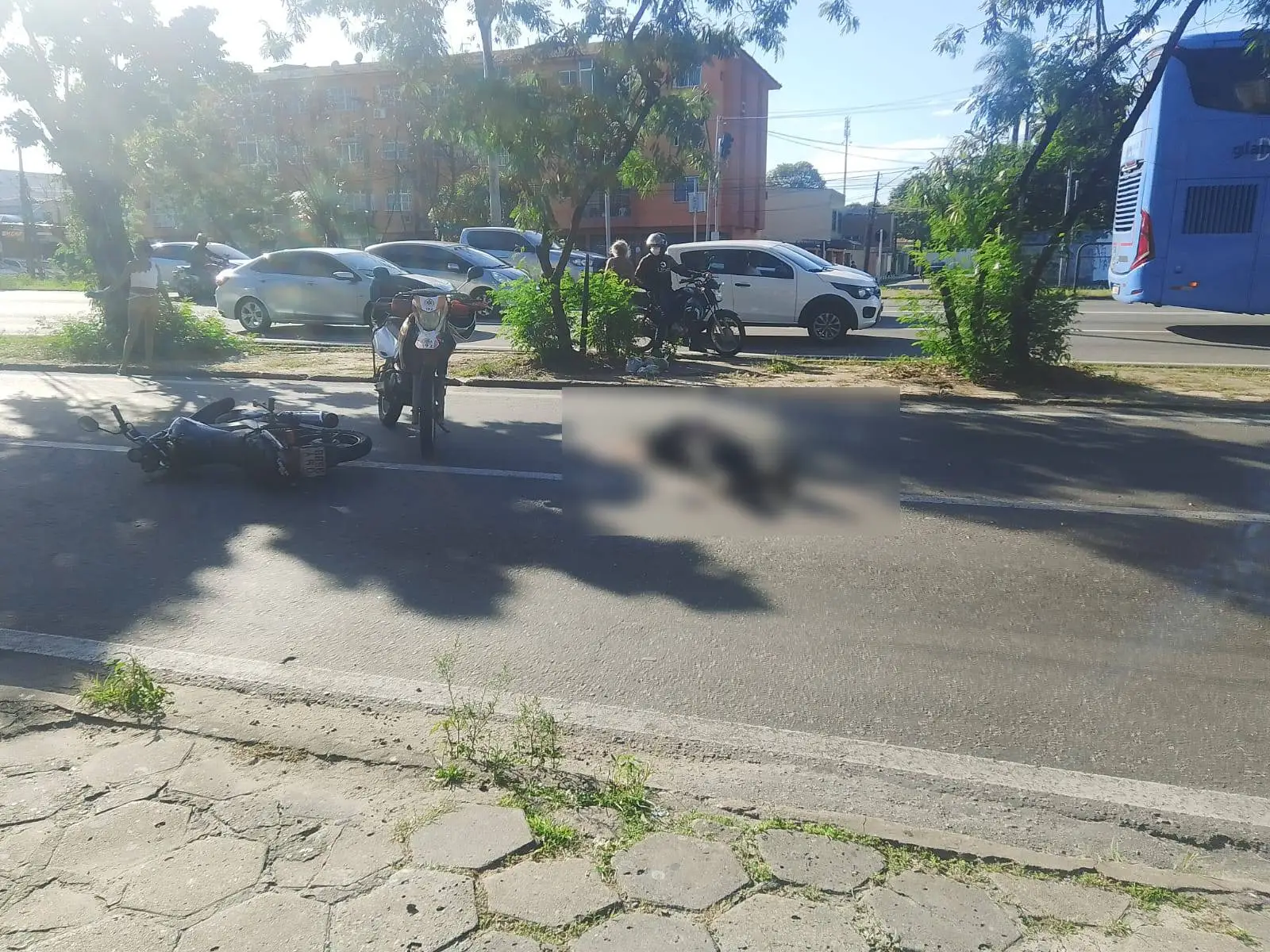 Motociclista morre ao tentar ultrapassagem perigosa entre veículos na Avenida Mister Hull