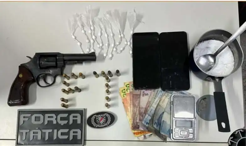 Suspeito foge da polícia e abandona drogas e arma em residência na Granja Portugal