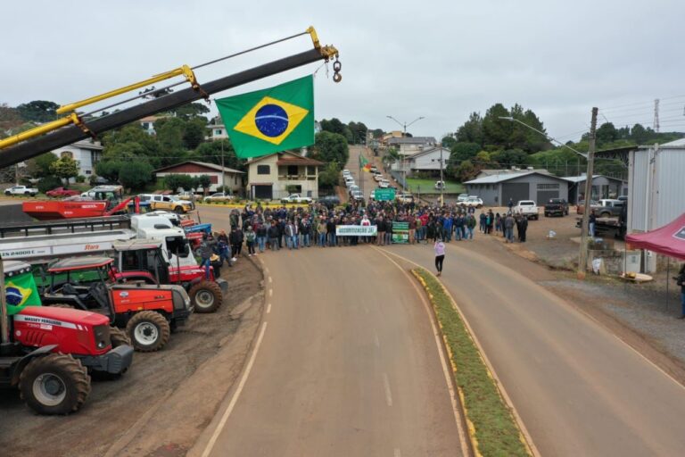 Produtores gaúchos protestam e bloqueiam estradas por soluções para o endividamento