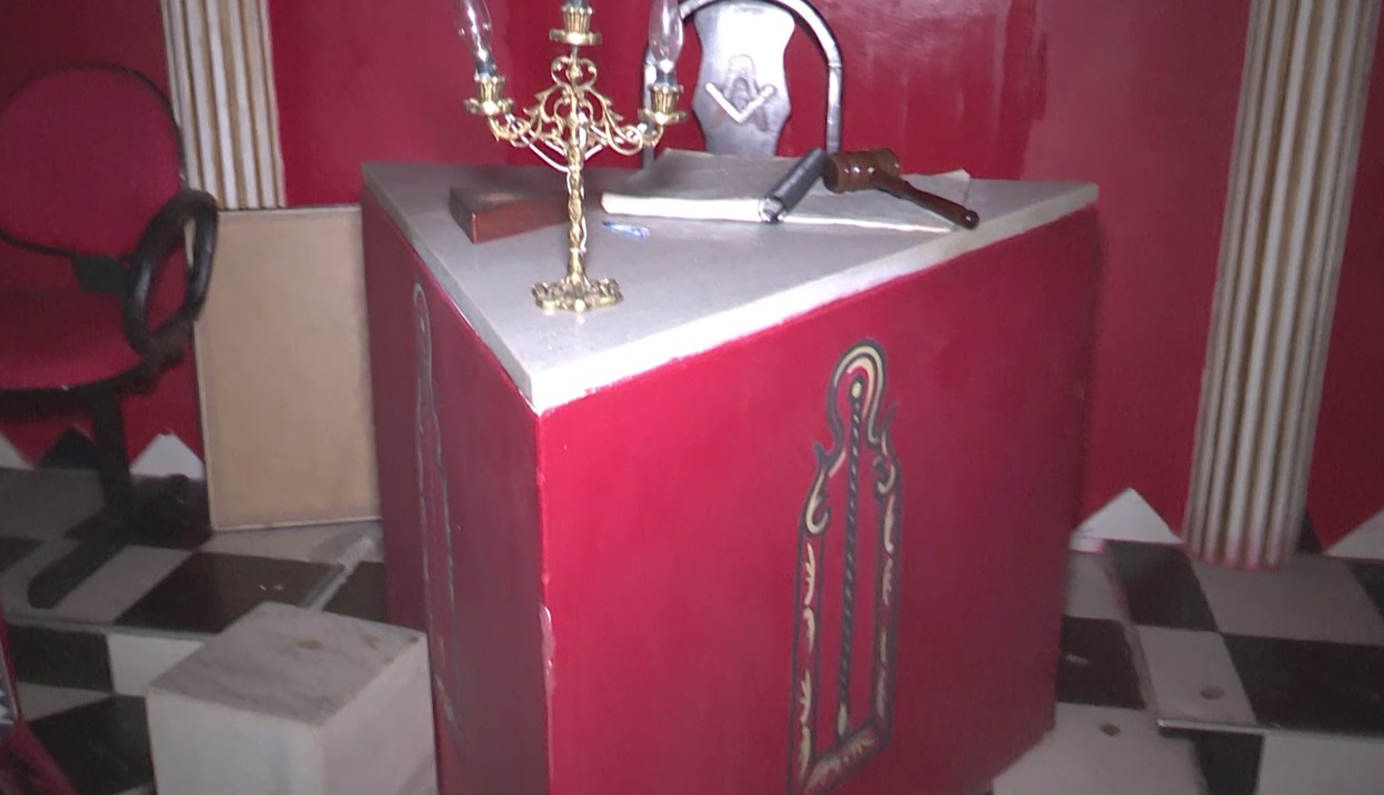 Homem invade templo maçônico e usa coquetel molotov para atear fogo ao local