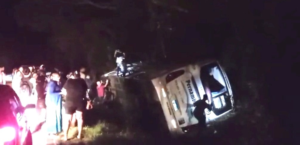 Três pessoas ficaram gravemente feridas após acidente com ônibus no interior do Ceará