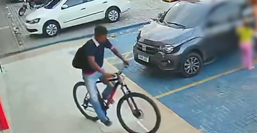 Bicicleta de funcionário é furtada em frente à farmácia onde ele trabalha, em Fortaleza