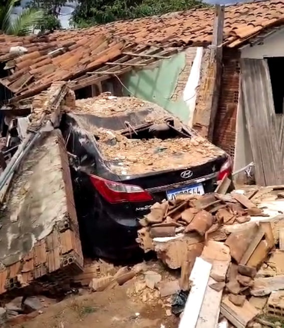 Carro desgovernado invade casa com família dentro em Ipu, no interior do Ceará