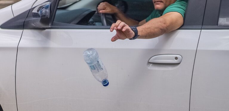 Jogar objetos para fora do veículo pode virar infração grave, com multa de R$ 195