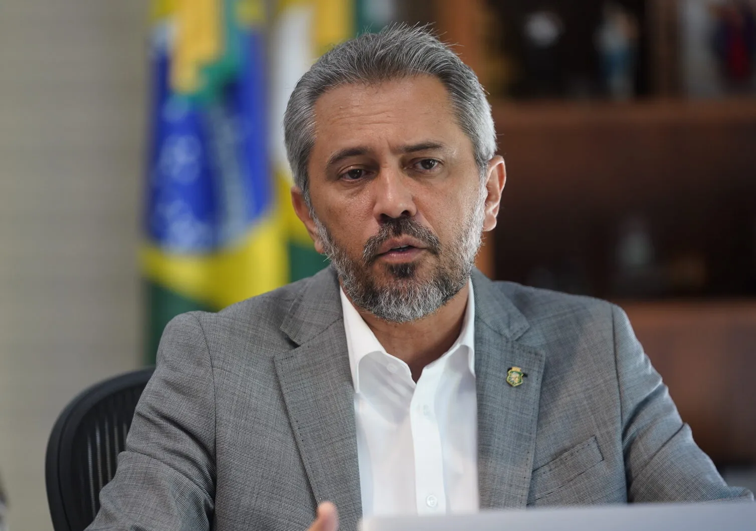 Elmano critica decisão que permitiu liberdade a motorista de aplicativo condenado por estupro em Fortaleza