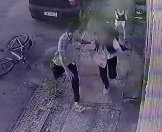 Mulher é agredida durante assalto na rua, em área nobre de Fortaleza; veja o vídeo