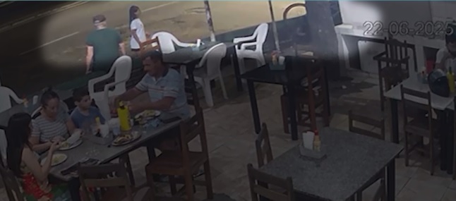 Falso guardador de veículos furta bicicleta em frente a churrascaria em Caucaia, no Ceará