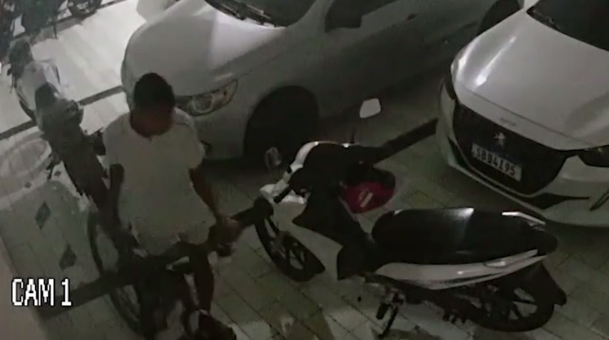 Ladrão é flagrado abrindo portão de condomínio e furtando bicicleta em Caucaia/CE