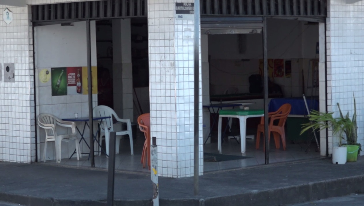 Homem é morto a tiros em banheiro de bar na Messejana, em Fortaleza