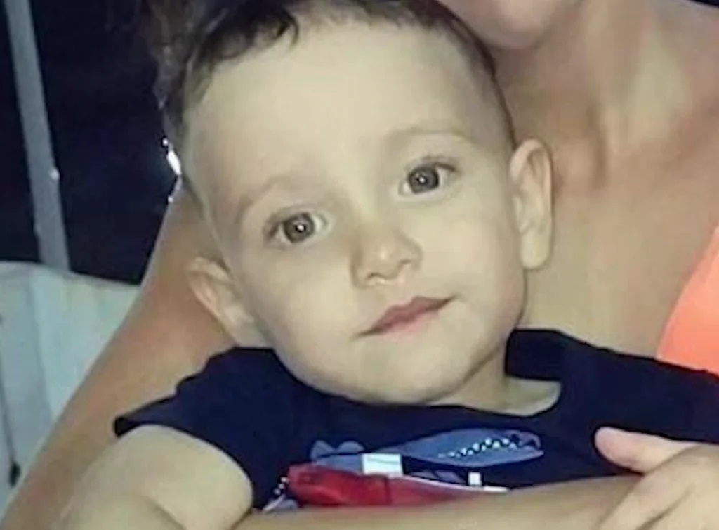 Mãe e padrasto de bebê agredido e morto são denunciados pelo MP por homicídio