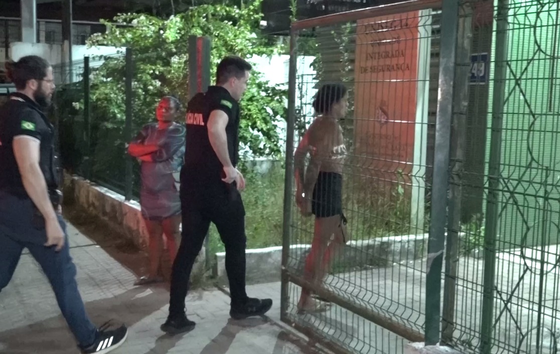Mulher com antecedentes é presa por tráfico de drogas em condomínio de Fortaleza