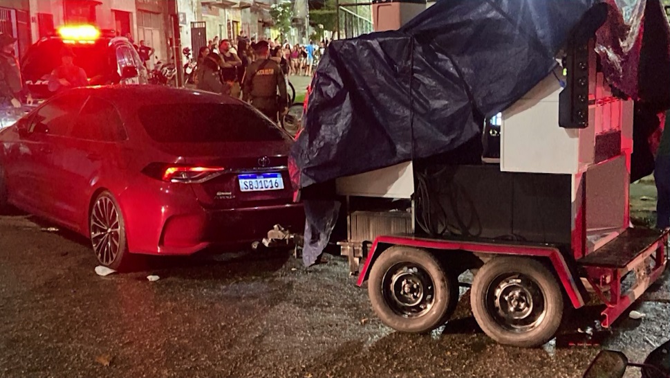 Paredão de som é apreendido de madrugada durante "baile de favela", em Fortaleza