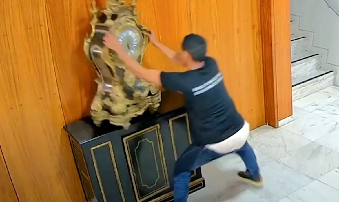 Moraes determina prisão de homem que quebrou relógio histórico no Palácio do Planalto