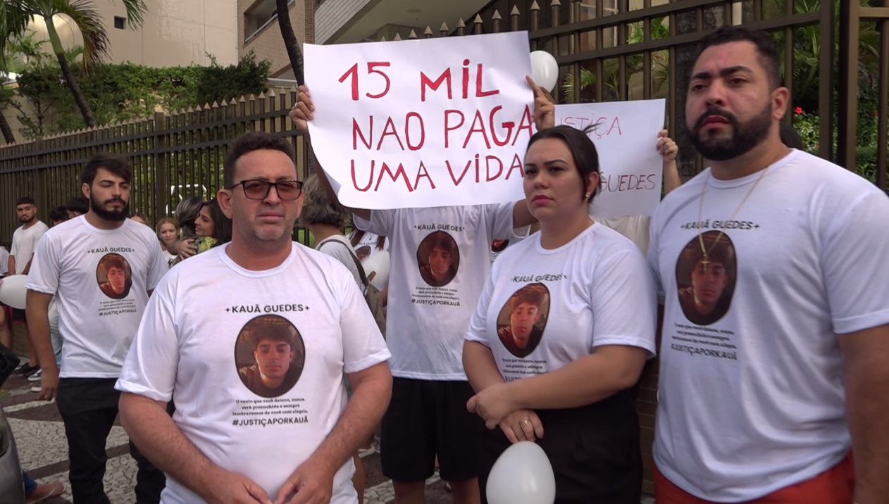 Familiares de jovem atropelado e morto protestam em frente a casa de empresário