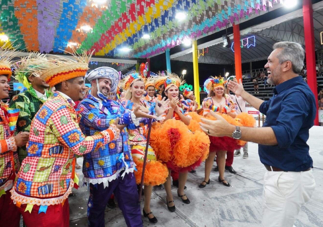 Elmano visita São João de Maracanaú, acompanhado por prefeitos e deputados