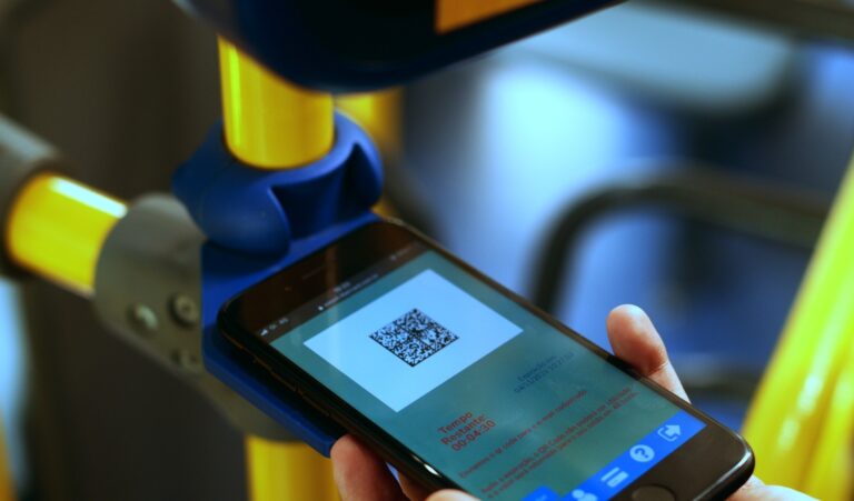 Uso do Pix nos ônibus de Fortaleza cresce 52,7% em 2025 com popularização do QRBus