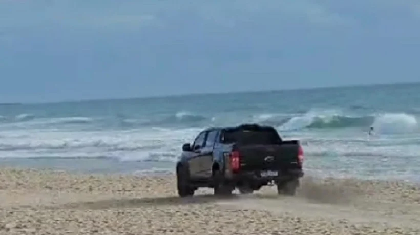 Adolescente é flagrado dirigindo caminhonete na faixa de areia da Praia do Futuro, em Fortaleza
