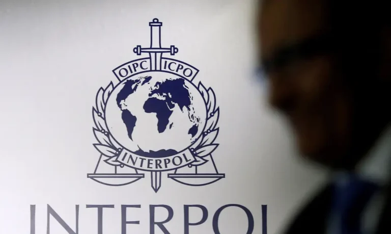 PF pede inclusão de Carla Zambelli na lista de procurados da Interpol