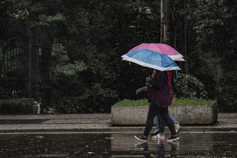 Tempo vira e terça-feira será de chuvas fortes no Centro-Sul