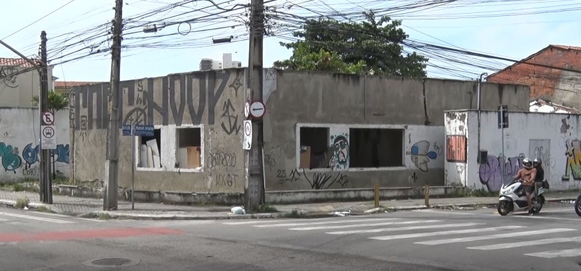 Antigo prédio do CREAS no Mucuripe é ocupado por usuários de drogas e preocupa moradores