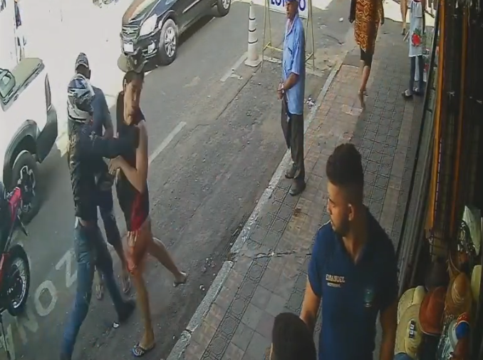 Briga de trânsito no Crato entre motociclista e pedestres termina com capacetadas e homem desacordado