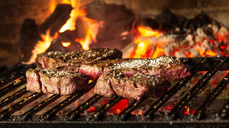 Churrasqueiro revela segredos para fazer um steak perfeito na brasa