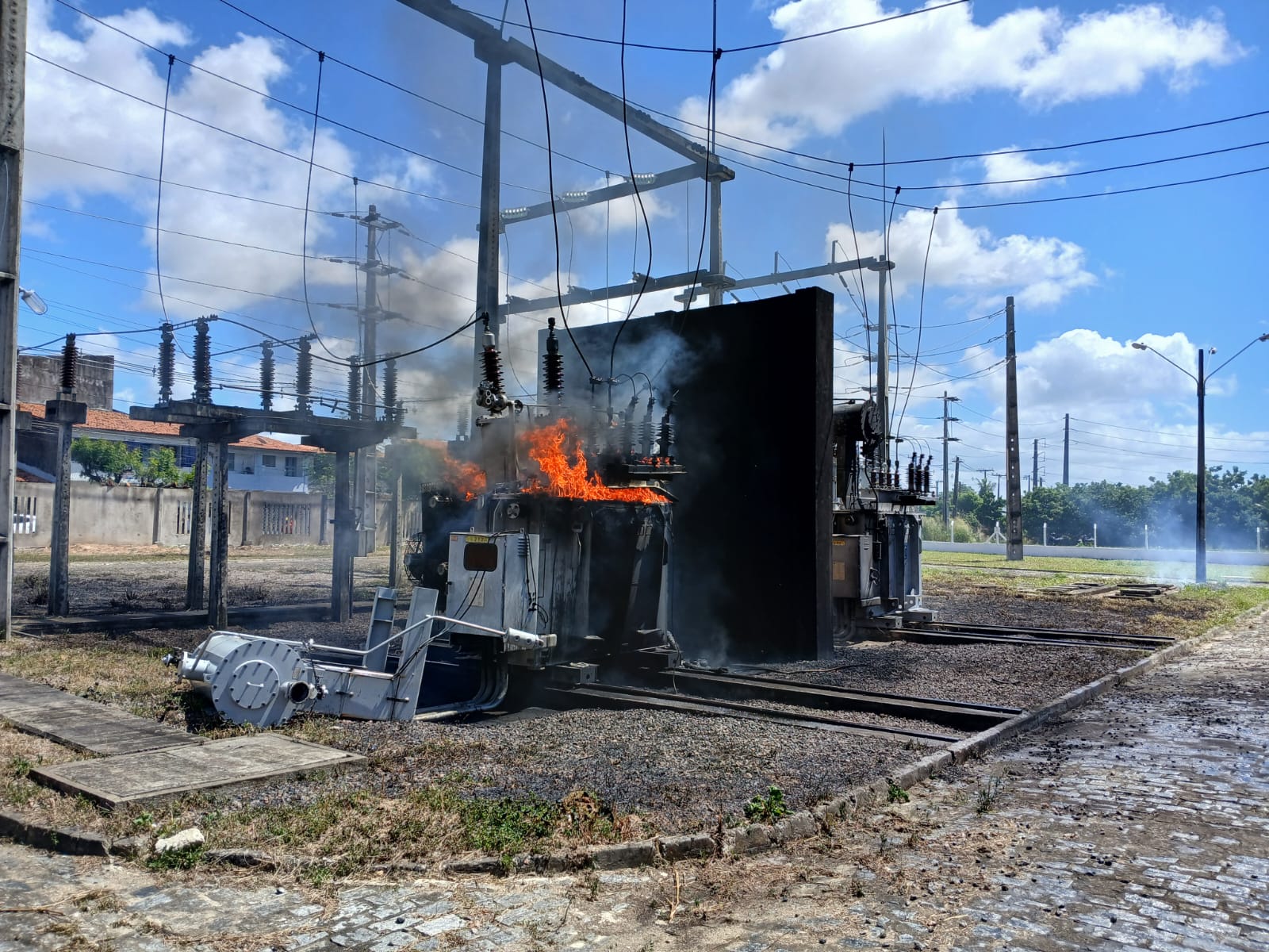 Explosão em subestação no Pici assusta moradores e provoca oscilações de energia em Fortaleza