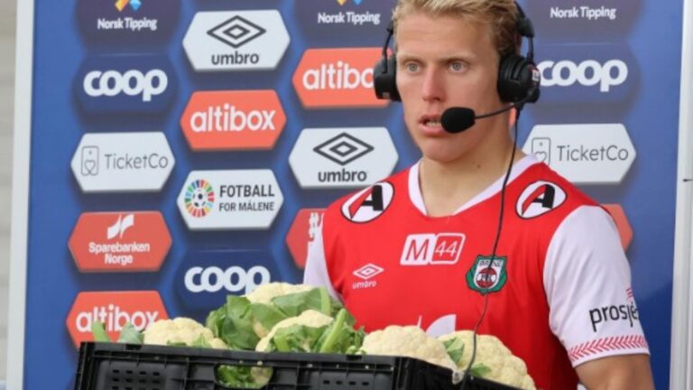 Jogador ganha couve-flor como prêmio e distribui à torcida
