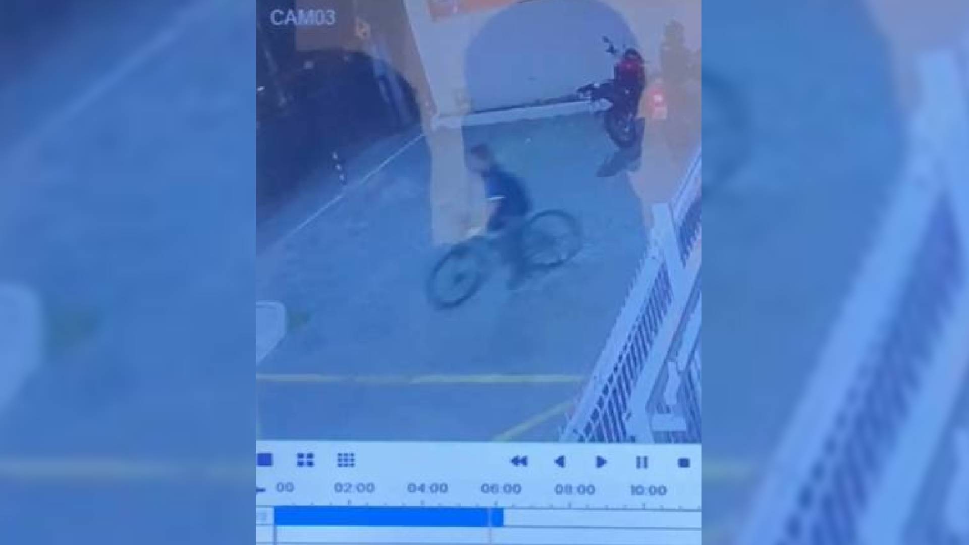 Furto de bicicleta é flagrado por câmeras em estacionamento de loja em Messejana