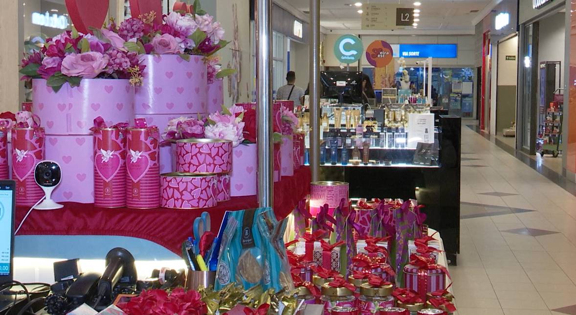 Comércio e restaurantes celebram alta no faturamento no Dia dos Namorados em Fortaleza