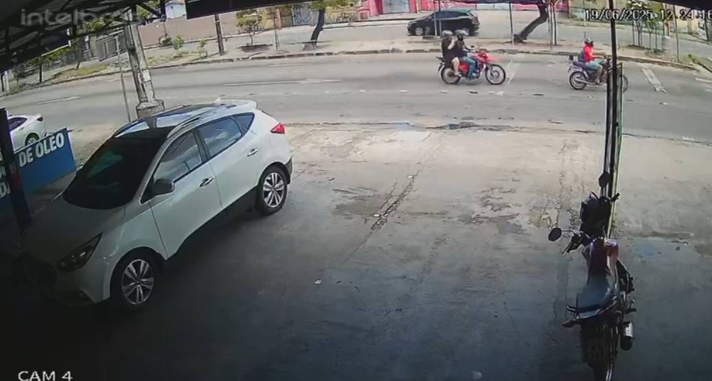 Colisão entre motos deixa motociclista por aplicativo ferido em avenida de Fortaleza