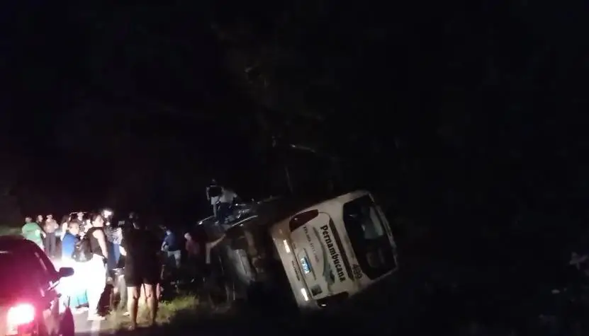 Ônibus que saiu de Juazeiro do Norte (CE) tomba em rodovia e deixa passageiros feridos