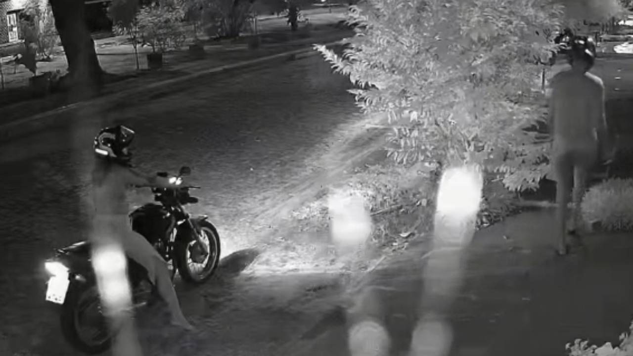 Moradora é assaltada por casal em moto enquanto mexia no celular no portão de casa