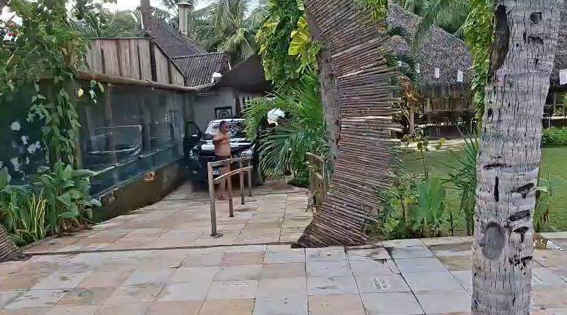 Adolescente dirige picape em alta velocidade na faixa de areia da Praia do Futuro, em Fortaleza