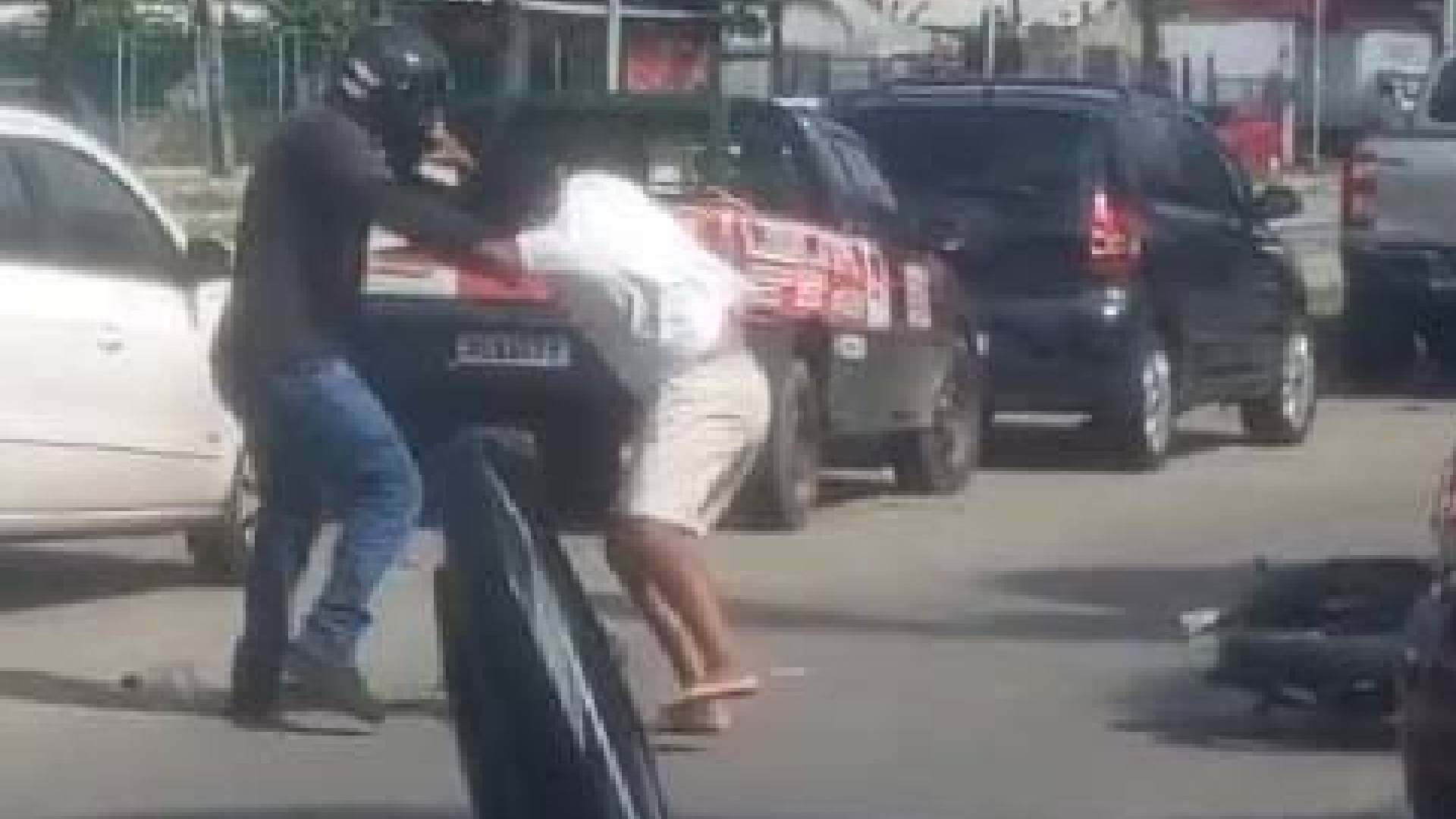 Briga entre motociclistas termina em agressões e motos derrubadas em Fortaleza