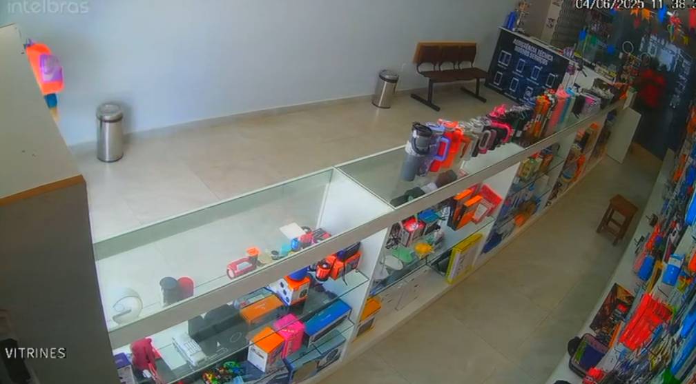 Loja de eletrônicos é alvo de assaltantes disfarçados de clientes em Fortaleza