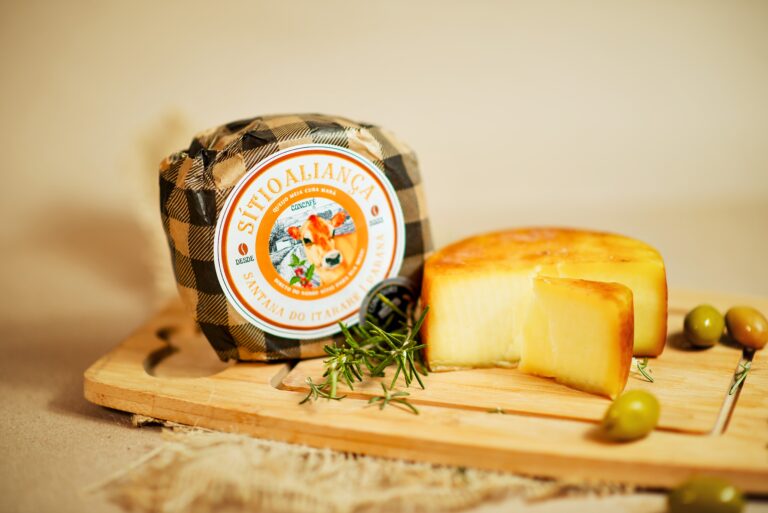 Produtor fabrica queijo com café especial do Norte do Paraná