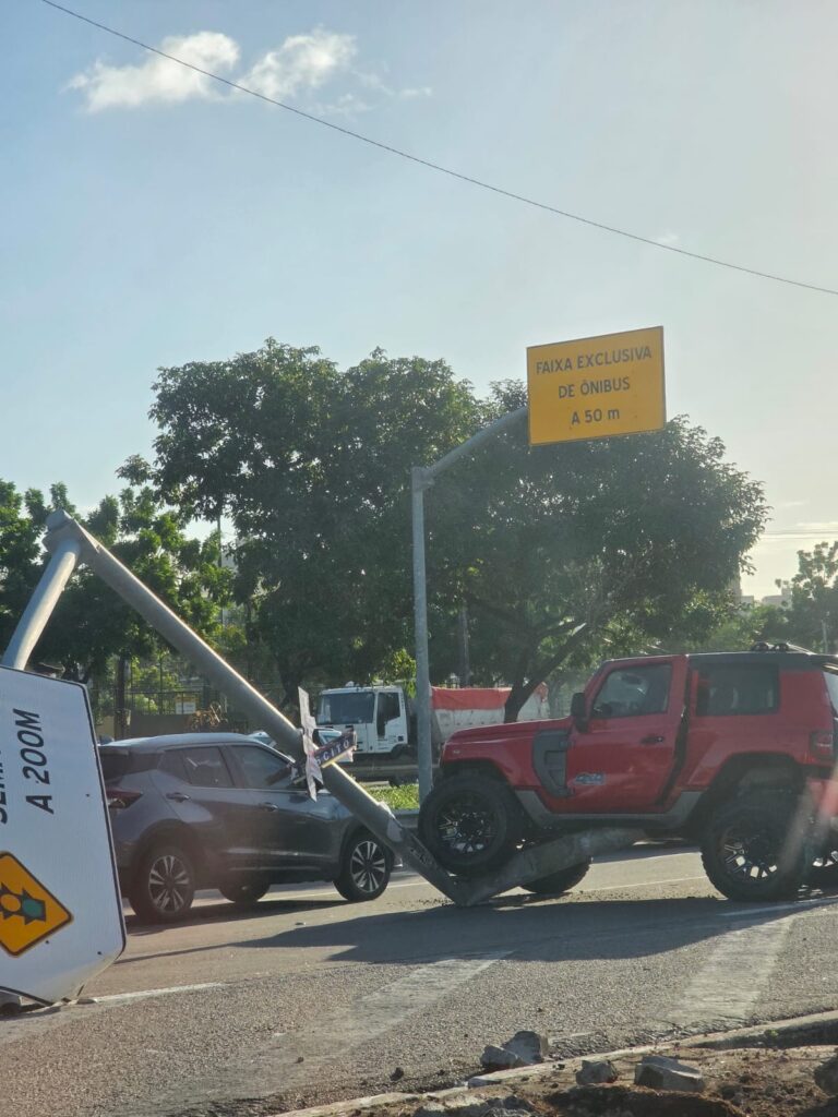 Carro bate em placa de sinalização e fica preso no meio da BR-116, em Fortaleza