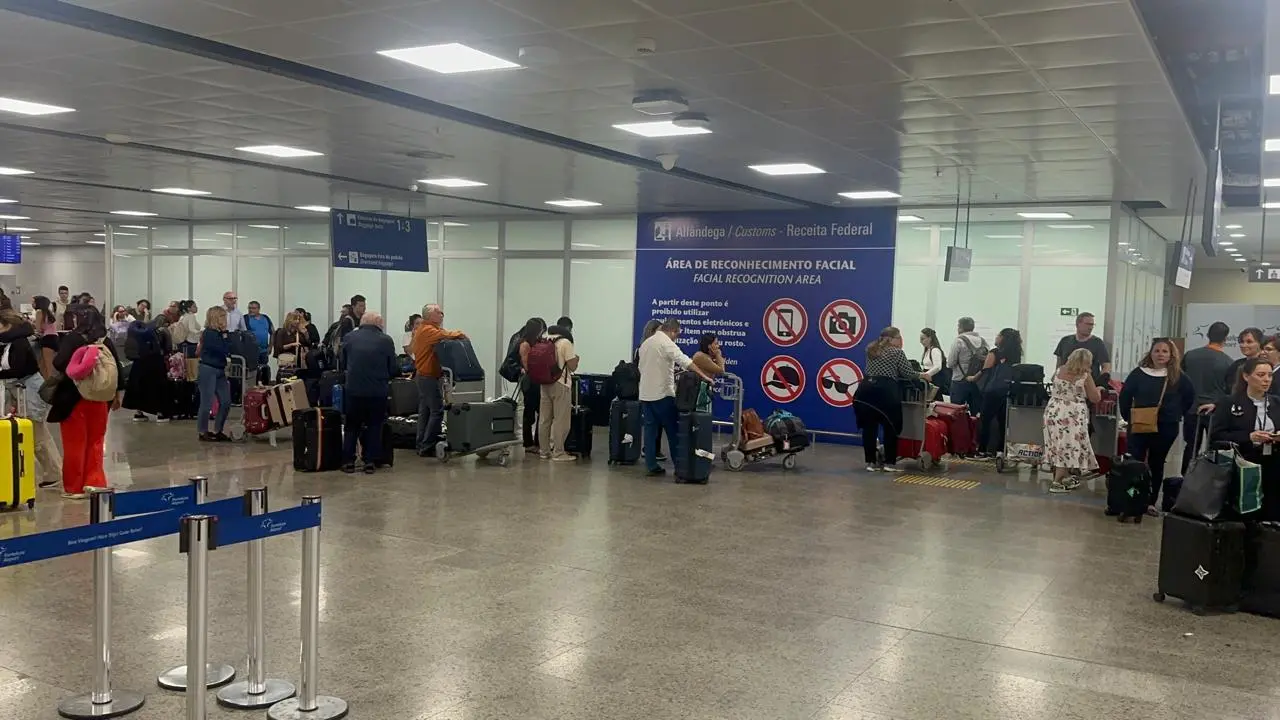 Operação-padrão da Receita Federal causa filas no Aeroporto de Fortaleza durante protesto por reajuste salarial