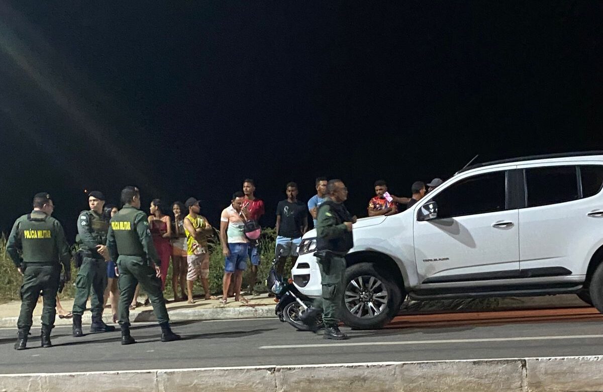 Jovem perde as pernas após ser arrastado por carro durante manobras 'grau' no CE