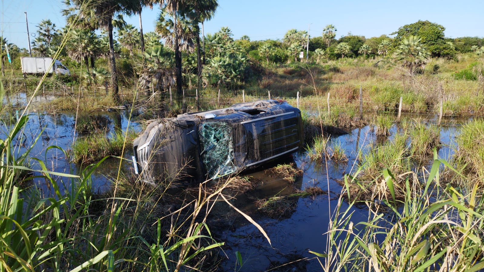 Ex-prefeito de Guaiúba capota carro em rotatória da CE-060, em Pacatuba, e sai ileso