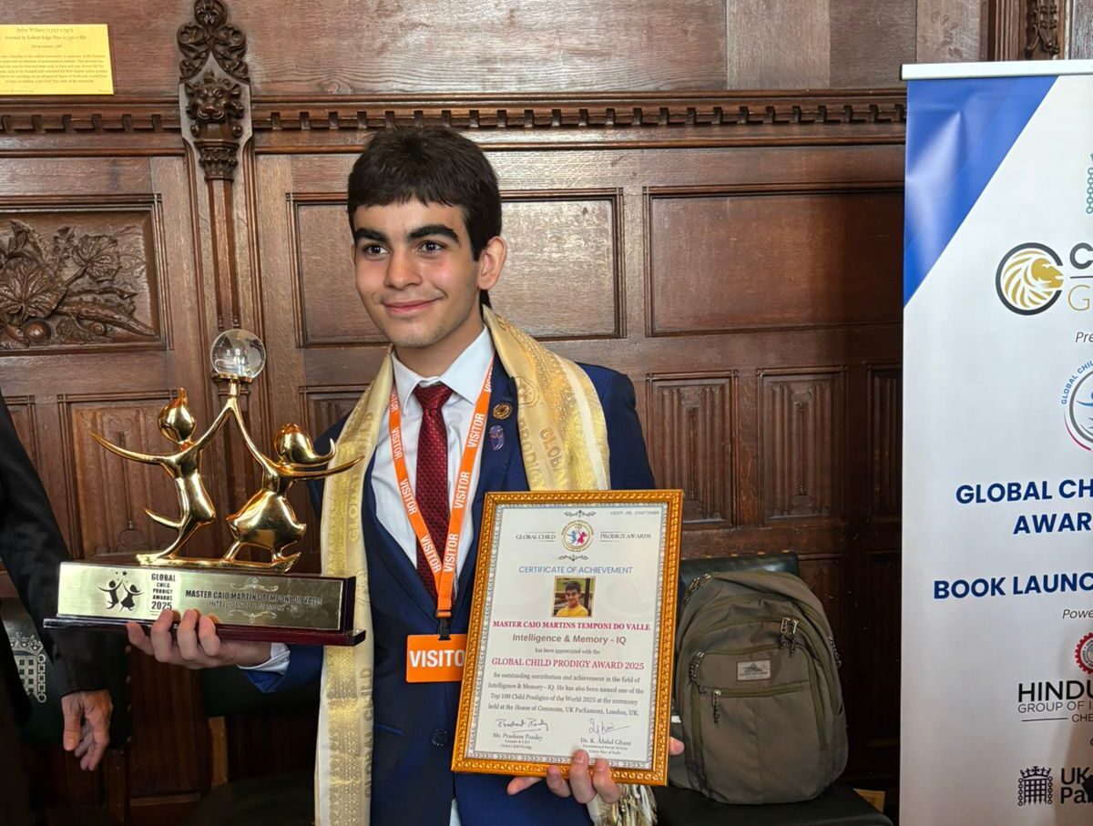 Caio Temponi, aprovado no ITA aos 14 anos, recebe prêmio internacional no Parlamento Britânico