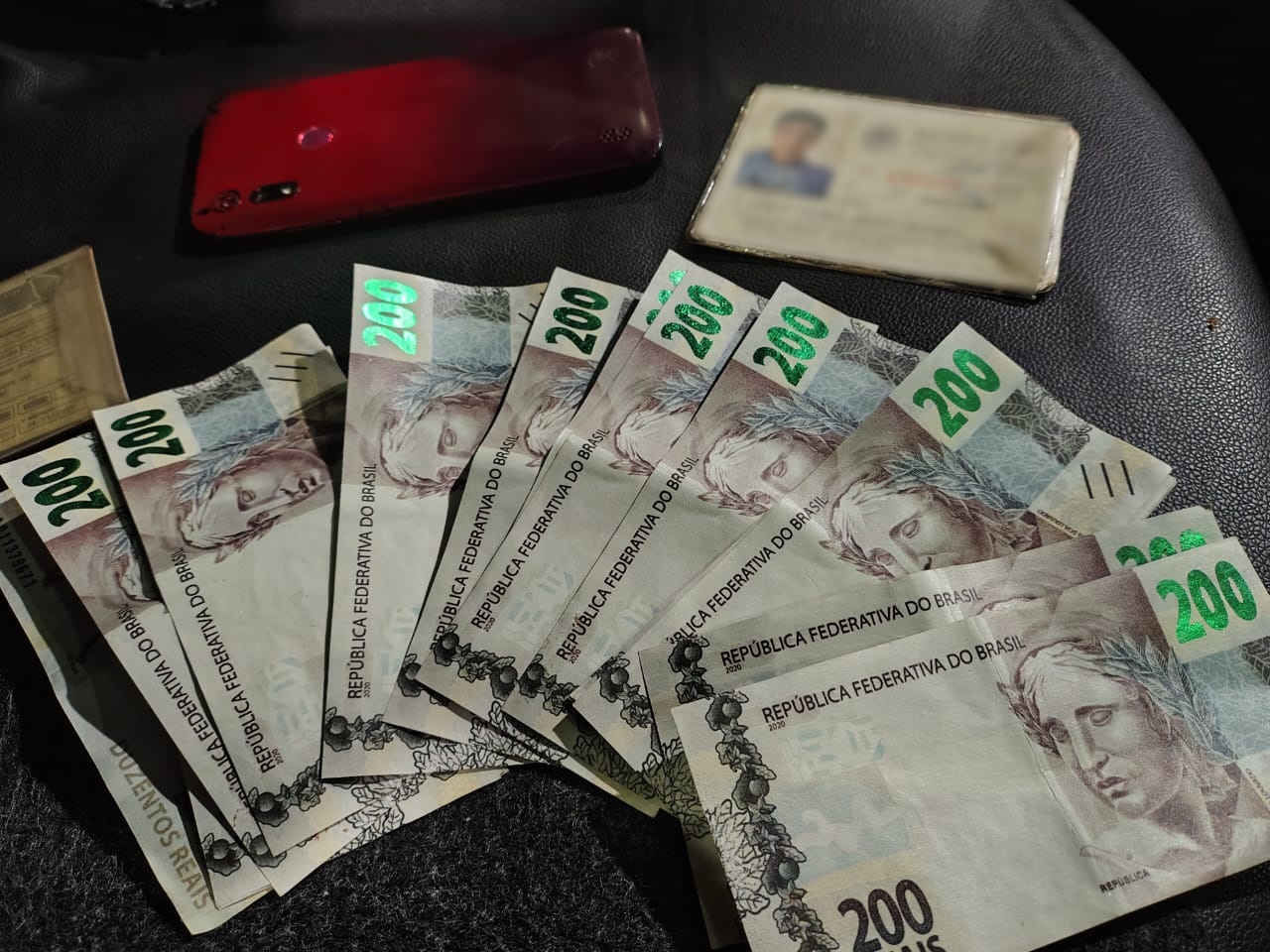 Homem é preso com R$ 3.800 em cédulas falsas após denúncia de mercadinho em Fortaleza