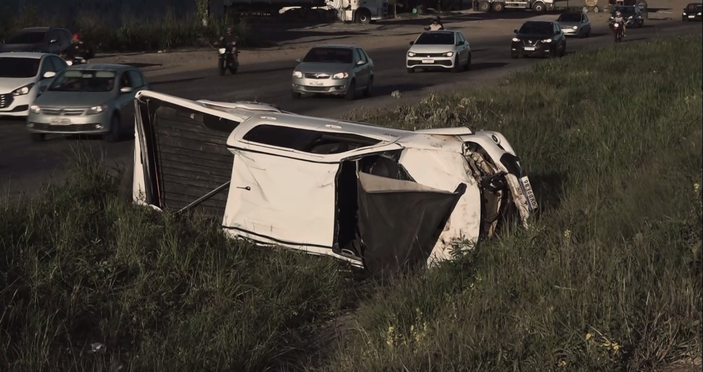 Caminhonete com pai, mãe e dois filhos capota e vítimas ficam presas às ferragens, em Maracanaú/CE