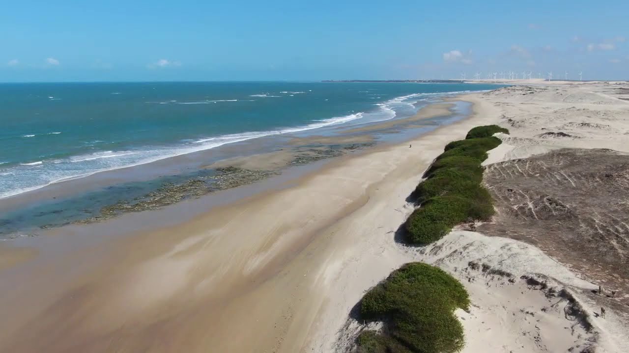 Kitesurfista morre após bater a cabeça em pedra na Praia da Baleia, no Ceará