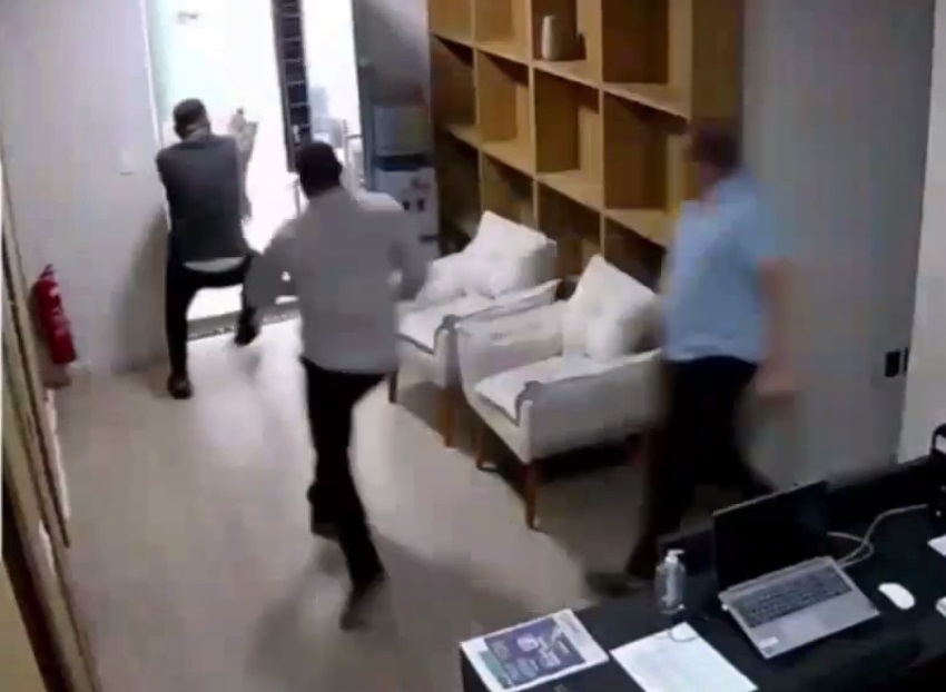 Criminosos tentam roubar escritório de advocacia, vítima reage e um dos ladrões é baleado e preso